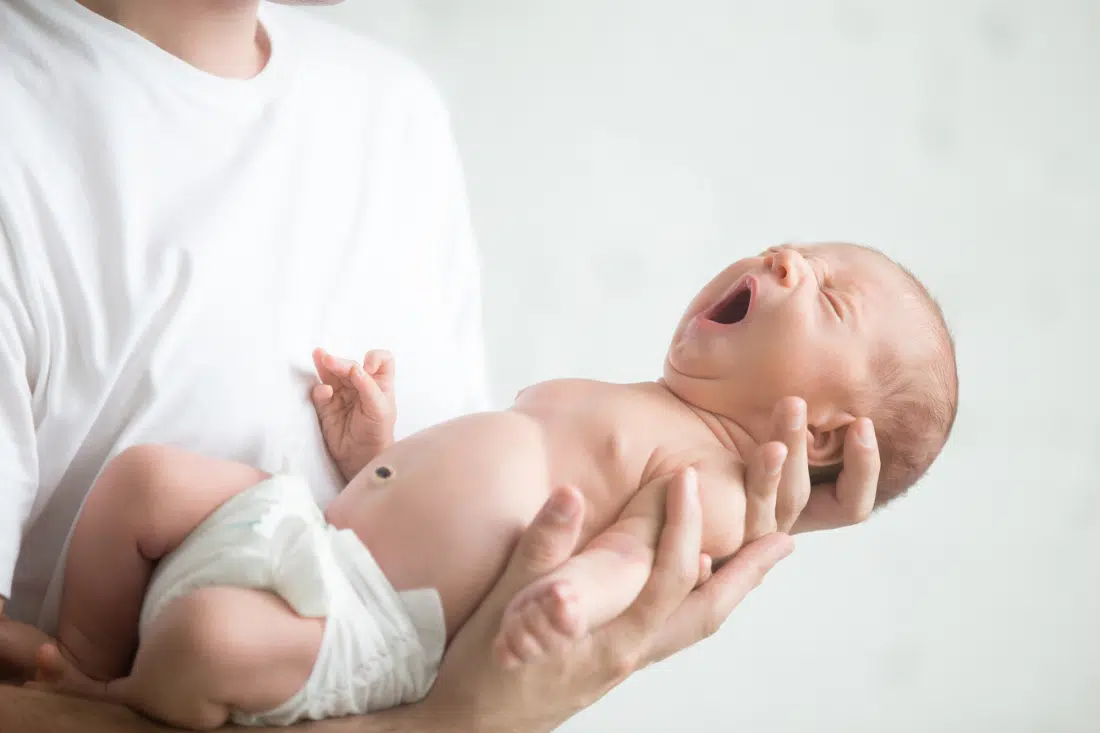 Baby van 2 weken wil niet in eigen bed slapen