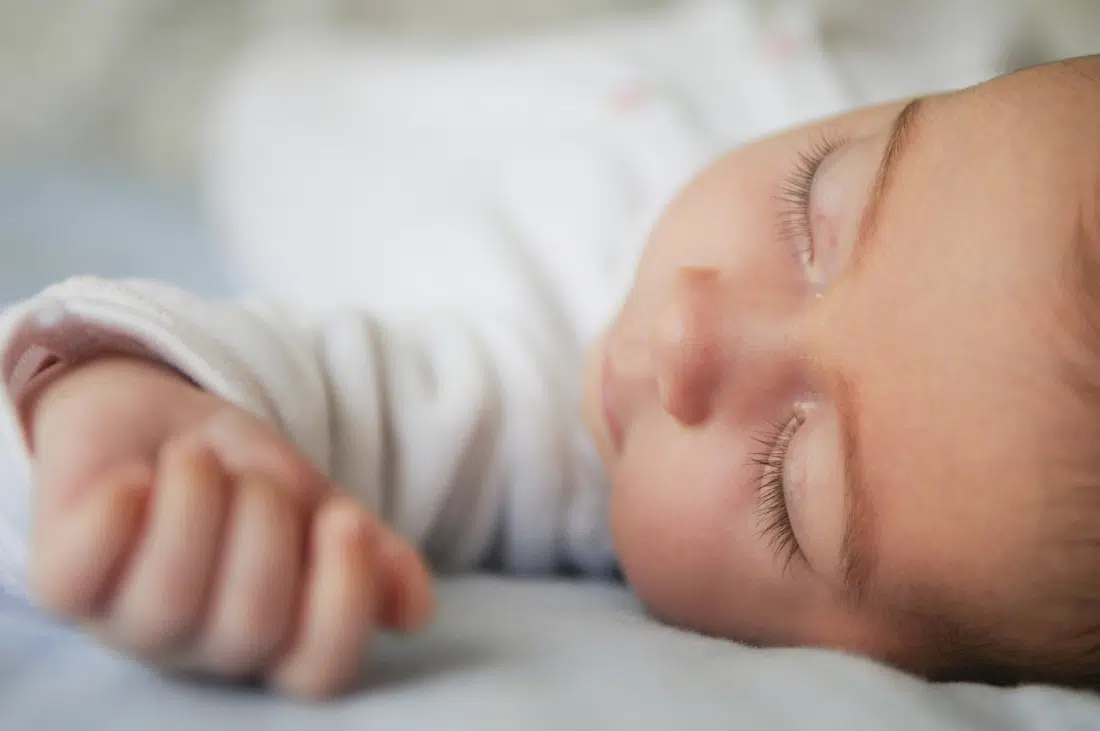 Baby van 4 weken valt niet zelf in slaap