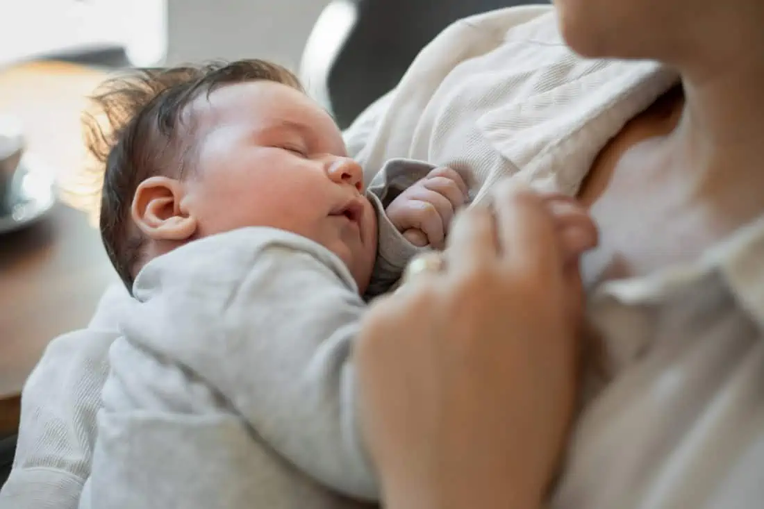 Baby valt in slaap tijdens voeding