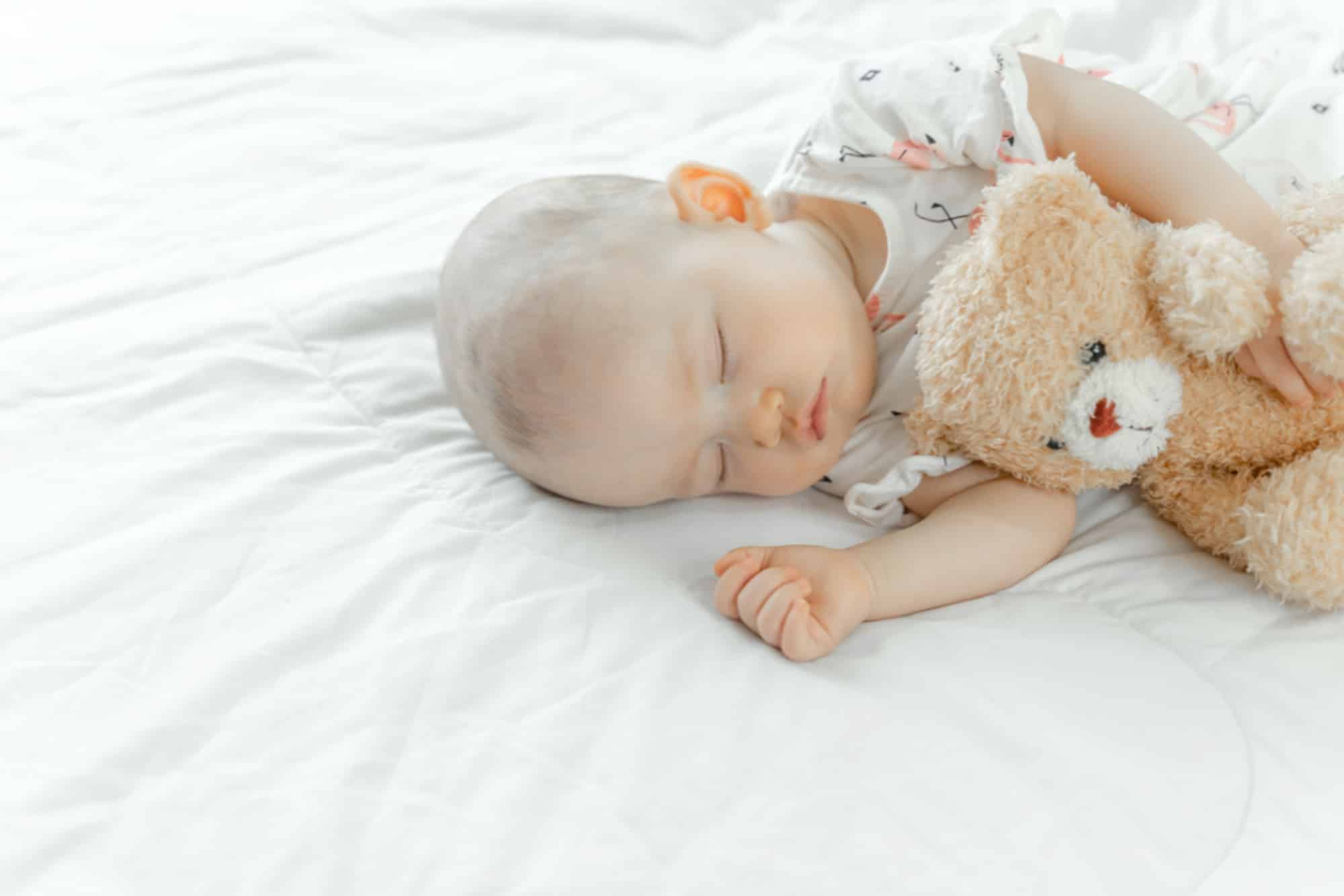 kijken Beknopt Leerling Wanneer slaapt baby met knuffel in bed? | Slaaptipsvoorbabys