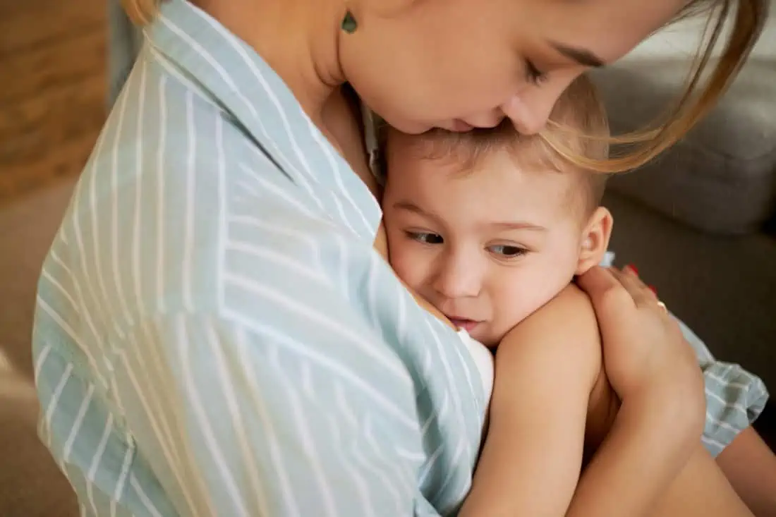 Slaaponderzoek: rondlopen met baby’s helpt hen te kalmeren