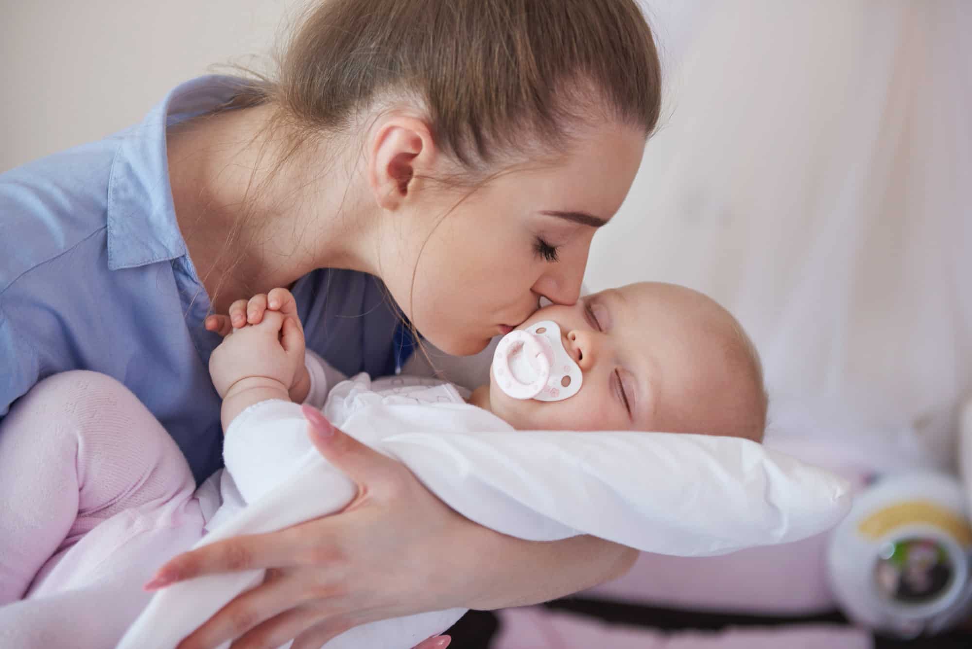 Waarom een baby wakker maken juist kan voor meer slaap